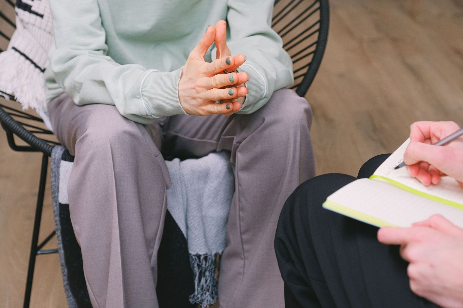 Échange lors d'une séance d'accompagnement psychologique : la patiente exprime son ressenti, la thérapeute prend des notes